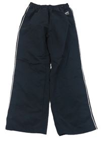 Tmavomodré šušťákové podšité nohavice s pruhmi a nápisom Infinity Kids