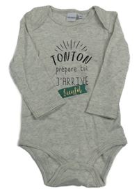 Šedé melírované body s nápisem 