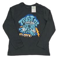 Nové - tmavošedé triko s ovladačem a nápisy PRIMARK