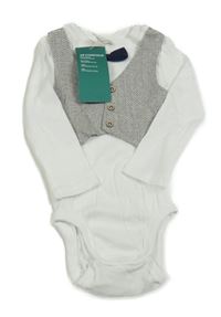 Nové - bílé slavnostní body se šedou vzorovanou vestou a motýlkem H&M