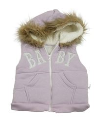 Lila tepláková zateplená vesta s nápisem a kapucí s kožešinou