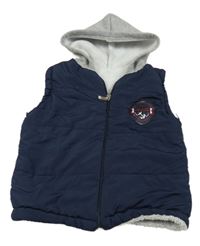 Tmavomodrá šušťáková zateplená vesta s nášivkou a kapucňou