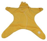 Žlutá fleecová zavinovací deka do autosedačky s třásněmi 