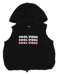 Čierny crop top s kapucňou a nápismi C&A