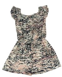Bielo-ružovo-čierny melírovaný kraťasový overal s volánem River Island