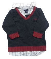 Tmavošedo-hrdzavý sveter s nápismi a všitou košilí KIABI