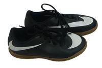 Černé koženkové sálovky Nike vel. 34