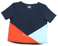 Tmavomodro-červeno-světlemodré sportovní crop tričko s nápisem TCM