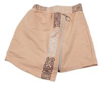 Meruňkové kraťasy se sukní a nápisy AKKUZU