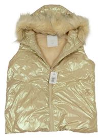 Nové - svetlobéžová metalická prešívaná šušťáková zateplená vesta s kapucňou s kožešinou Matalan