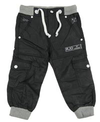 Černé cargo cuff rifle s číslem a znaky a šedým úpletovým pasem