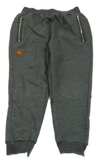 Tmavosivé melírované tepláky s nášivkou