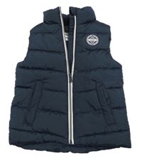 Tmavomodrá šusťáková zateplená vesta s nášivkou Dopodopo