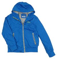 Modrá šušťáková jarná bunda s nápisom a kapucňou Chapter young