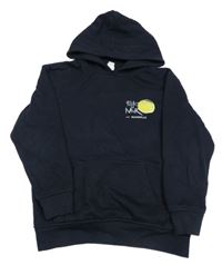 Tmavomodrá mikina s potlačou a kapucňou