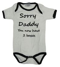 Biele body s nápisom