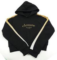 Čierna crop mikina s okrovým pruhom a nápisom a kapucňou