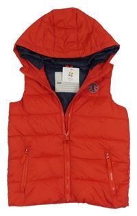 Nové - Červená šušťáková zateplená vesta s nášivkou a kapucňou Topolino