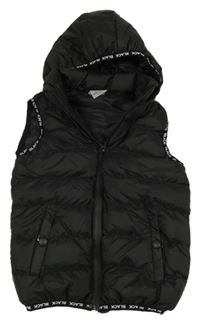 Černá šusťáková zateplená vesta s kapucí 