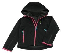 Černá softshellová bunda s nášivkou a kapucí 