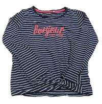 Tmavomodro-biele pruhované tričko s nápisom Yigga