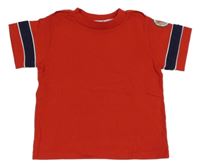 Červené tričko s pruhmi