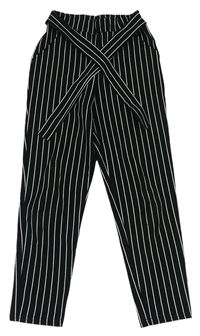 Čierno-biele pruhované nohavice