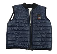 Tmavomodrá prešívaná šušťáková zateplená vesta s nášivkou