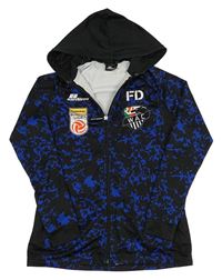 Čierno-modrá vzorovaná športová prepínaci mikina s potlačou a kapucňou