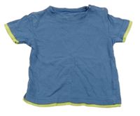 Modré tričko so zeleným lemem