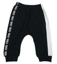 Čierno-biele tepláky s nápismi