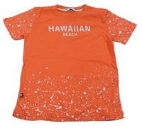 Červené tričko so škvrnami a nápisom