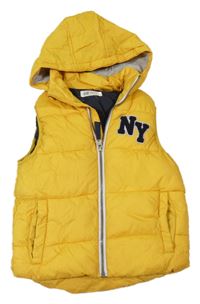 Žlutá šusťáková zateplená vesta s písmeny a kapucí H&M