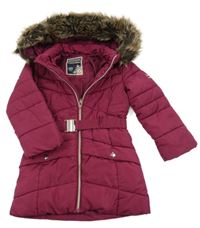 Vínová šusťáková zimní bunda s páskem a kapucí s kožešinou C&A