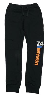 Čierne tepláky s nápisom a číslom Yigga