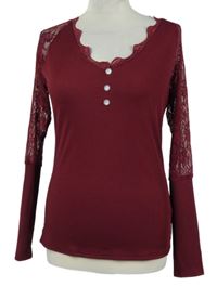 Dámské vínové žebrované triko s krajkovými rukávy 