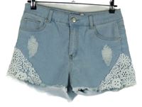 Dámské světlemodré riflové kraťasy s krajkou Cosmic Jeans 