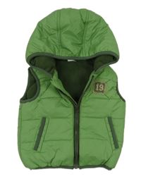 Zelená prešívaná šušťáková zateplená vesta s číslom a kapucňou F&F