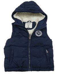 Tmavomodrá prošívaná šusťáková zateplená vesta s nášivkou a kapucí SOULCAL&CO