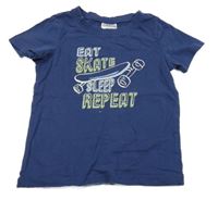 Tmavomodré tričko so skateboardom a nápisom Alive