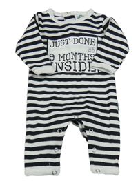 Čierno-biely pruhovaný overal s potlačou