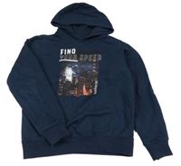 Tmavomodrá mikina s potiskem a kapucí