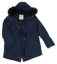 Tmavomodrá šusťáková zimní parka s kapucí s kožešinou M&S