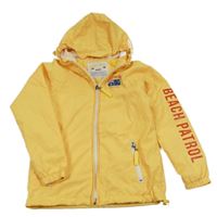 Žlutá šusťáková jarní bunda s nápisem a kapucí