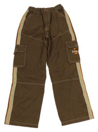 Hnědé plátěné kalhoty s béžovým pruhem a kapsami