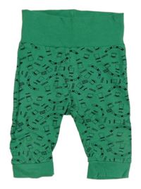 Zelené tepláky s nápismi a klobouky Lupilu