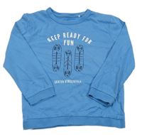 Modré mikinotriko se skateboardy a nápisy Topolino