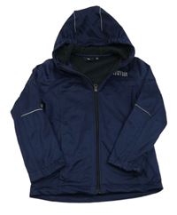 Tmavomodrá softshellová bunda s nápisom a kapucňou Crane