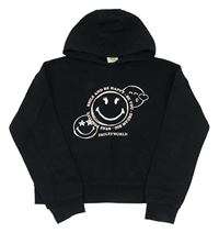 Čierna crop mikina so smajlíkmi a nápismi a kapucňou Matalan
