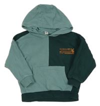 Zeleno-tmavozelená mikina s nápisem a kapucí Tu